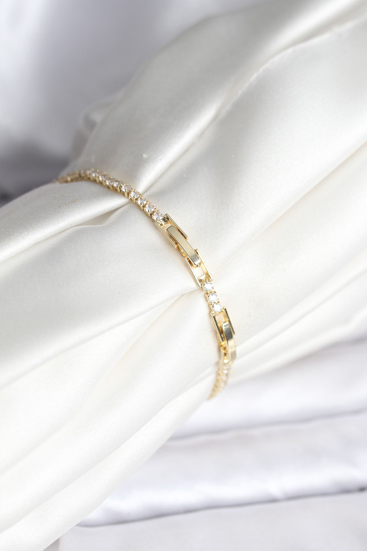 Yıldız Model Zirkon Taşlı Gold Renk Pirinç Su Yolu Kadın Bileklik