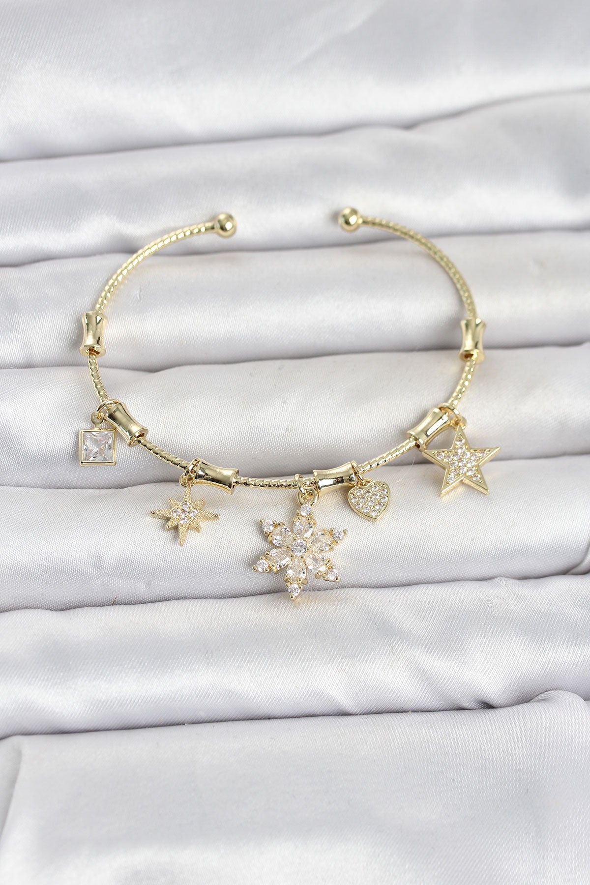 Pirinç Gold Renk Lotus Detay Charmlı Kadın Bileklik